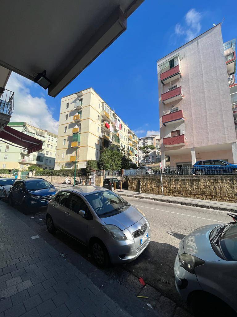 Locale commerciale in affitto a Napoli, Fuorigrotta