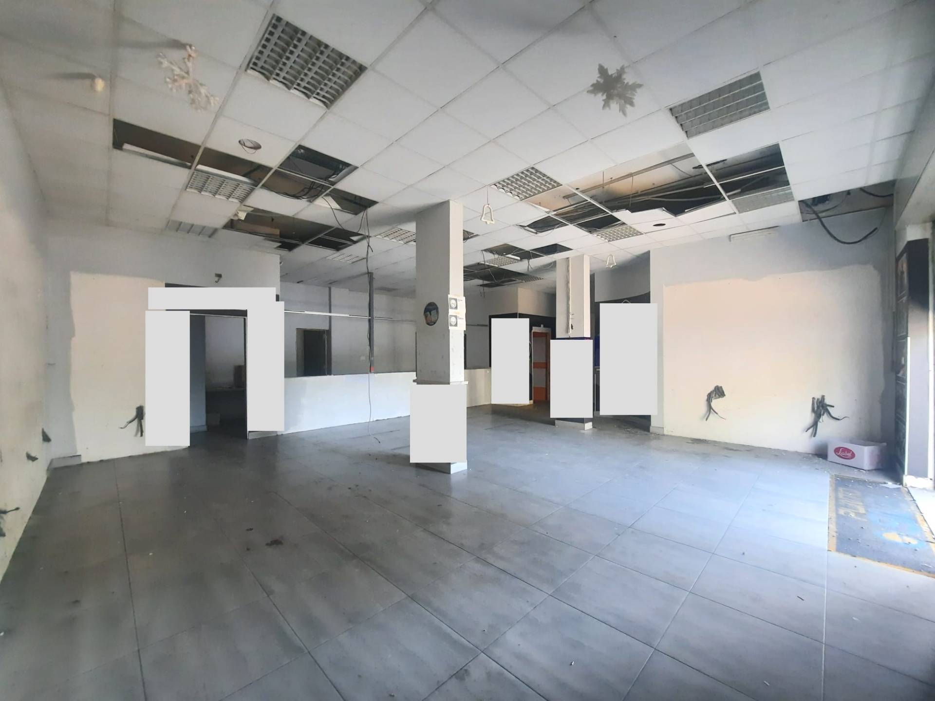 Locale commerciale in affitto a Napoli, Soccavo