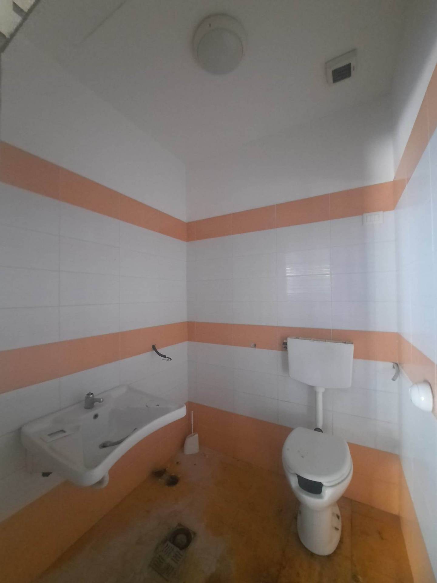 Locale commerciale in affitto a Napoli, Soccavo