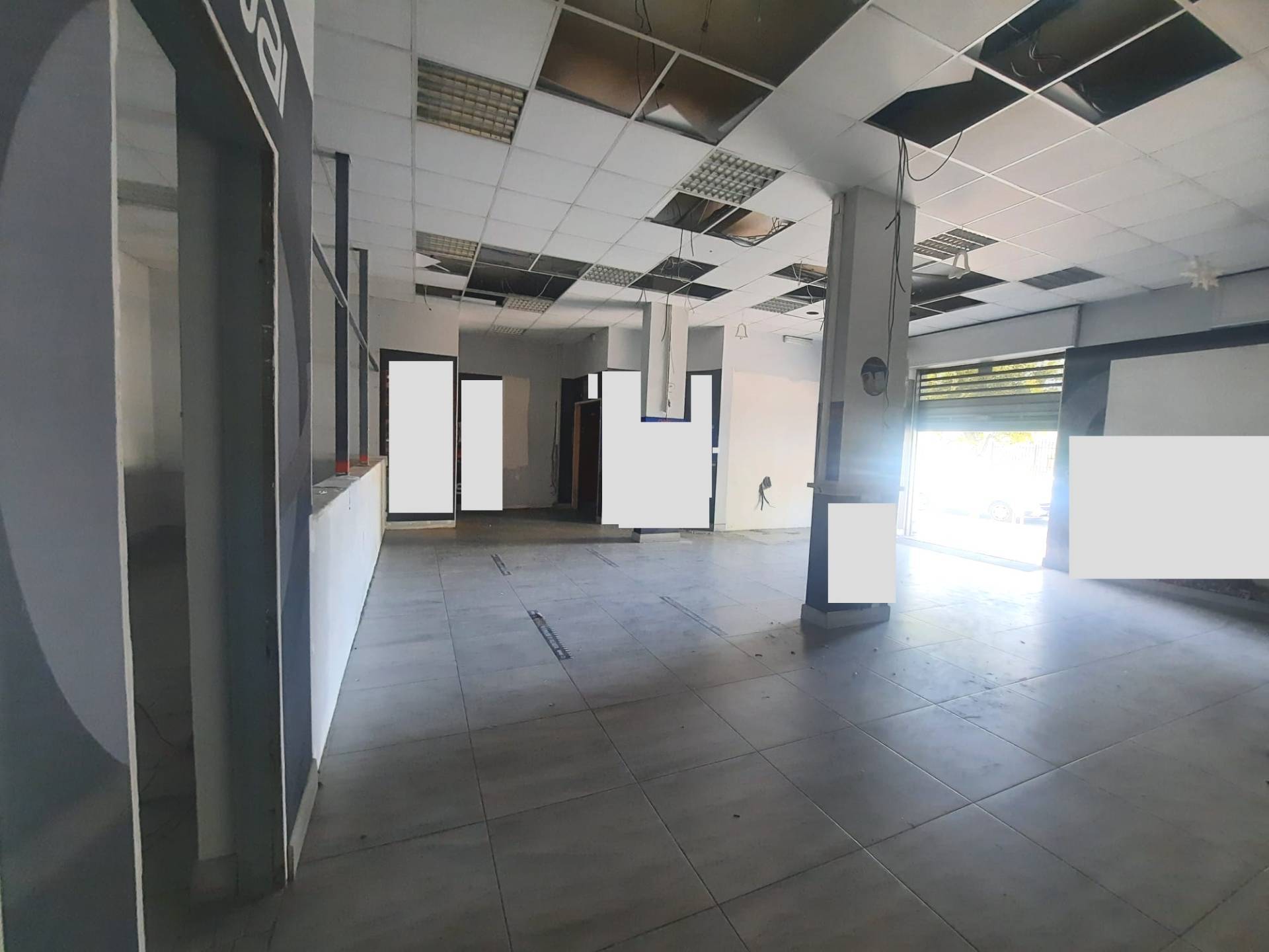 Locale commerciale in affitto a Napoli, Soccavo