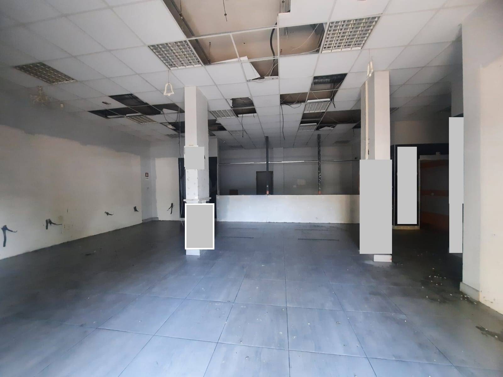 Locale commerciale in affitto a Napoli, Soccavo