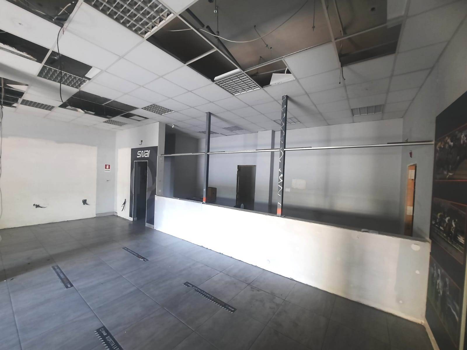 Locale commerciale in affitto a Napoli, Soccavo