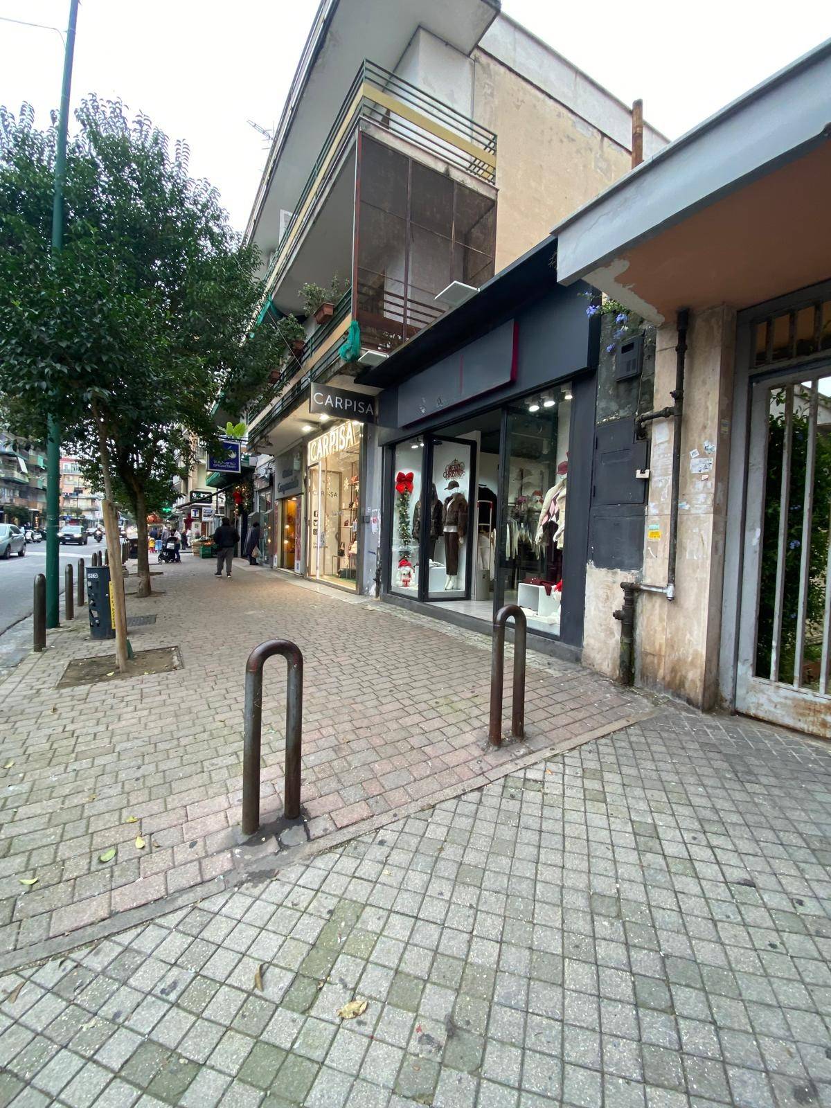 Locale commerciale in vendita a Napoli