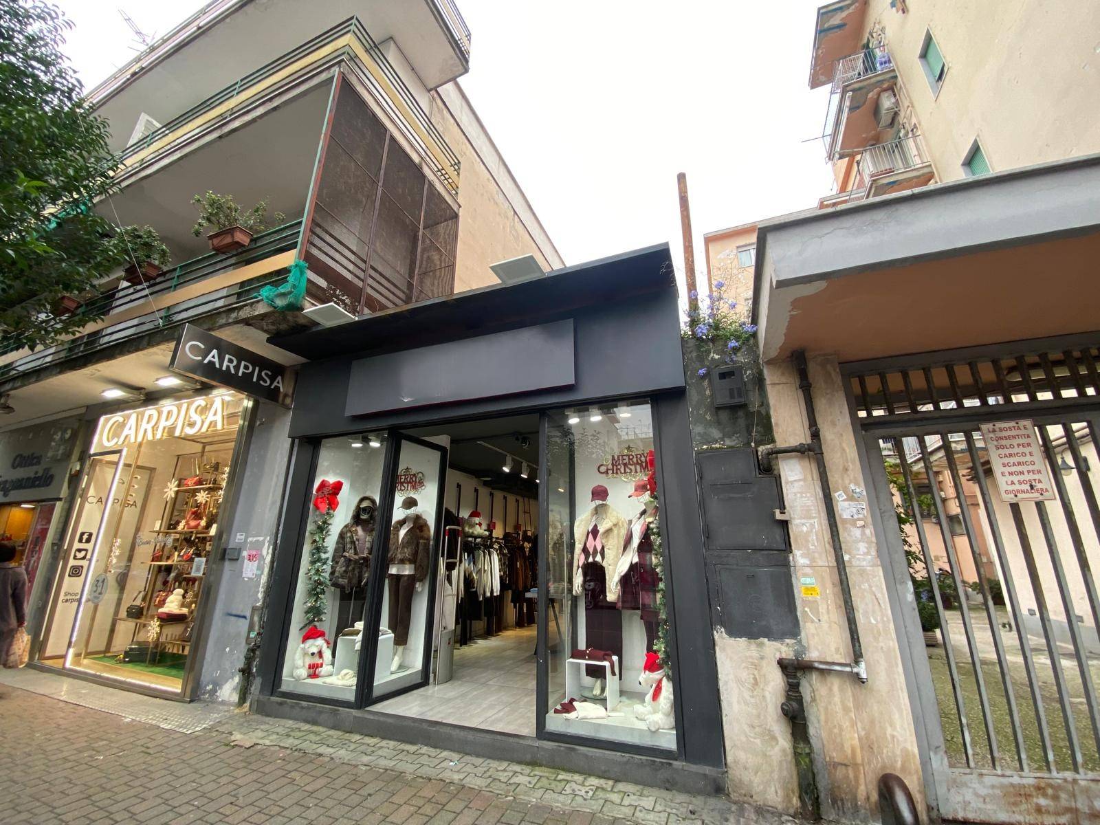 Locale commerciale in vendita a Napoli