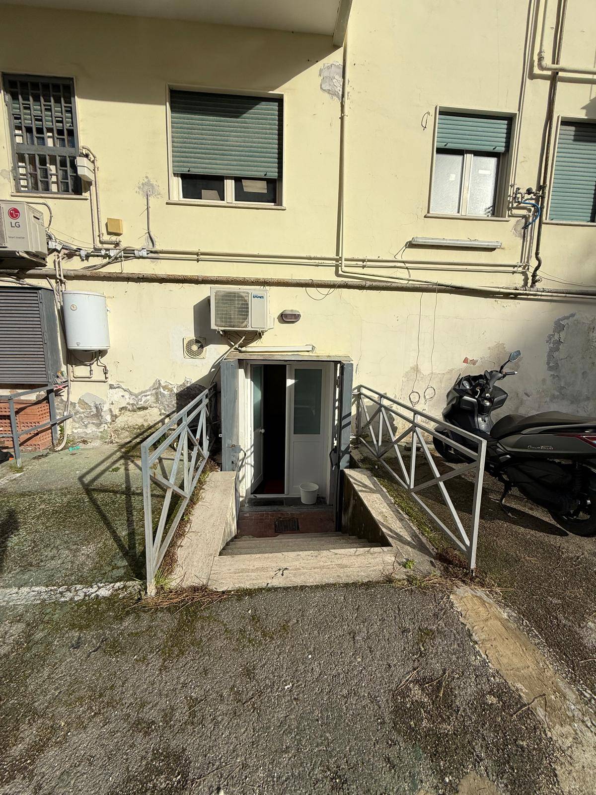 Locale commerciale in affitto a Napoli