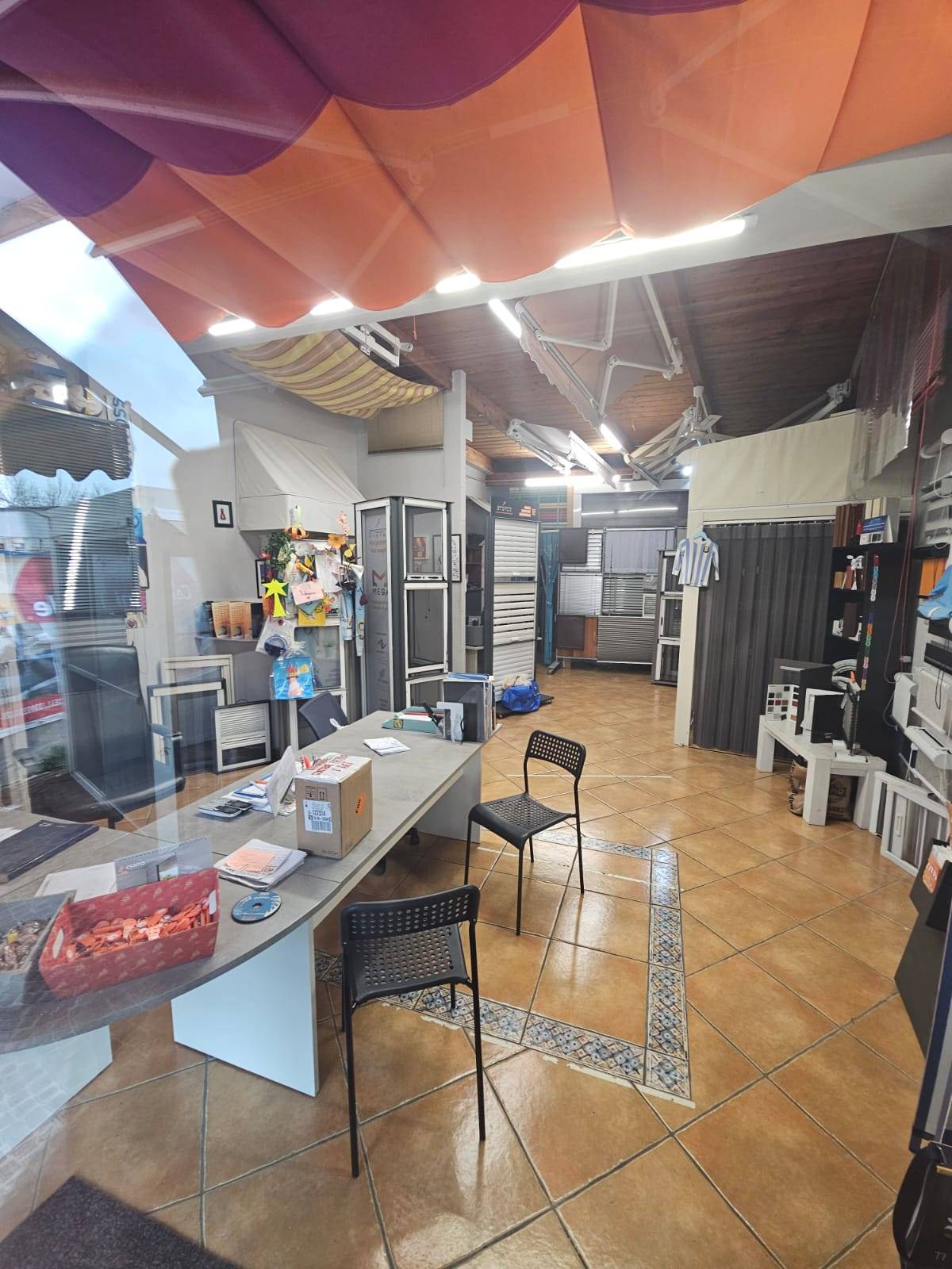 Locale commerciale in vendita a Napoli