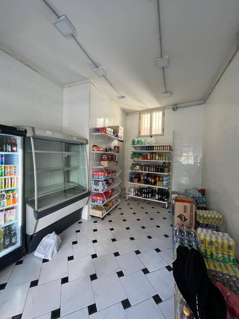 Locale commerciale in affitto a Napoli, Fuorigrotta