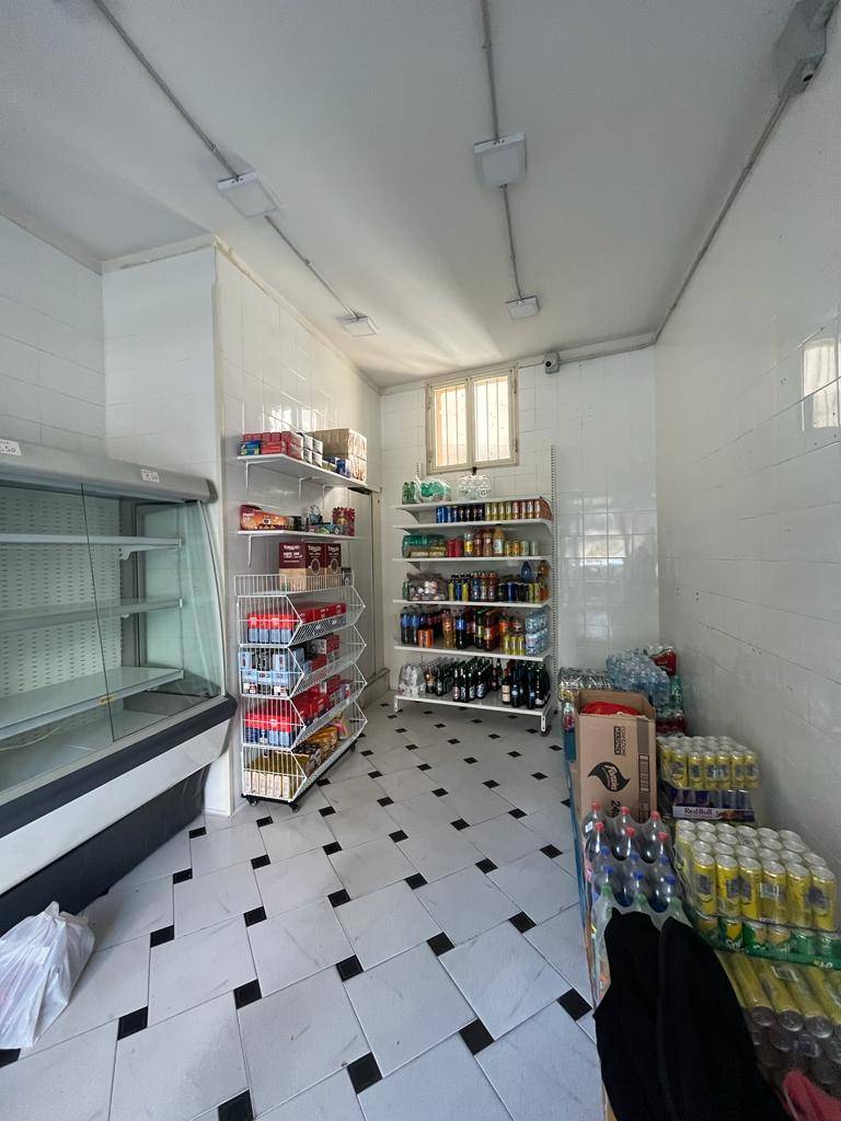 Locale commerciale in affitto a Napoli, Fuorigrotta