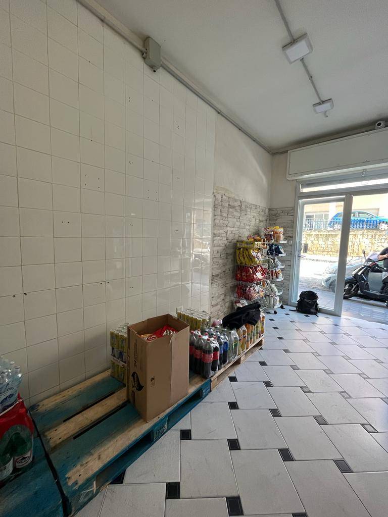 Locale commerciale in affitto a Napoli, Fuorigrotta