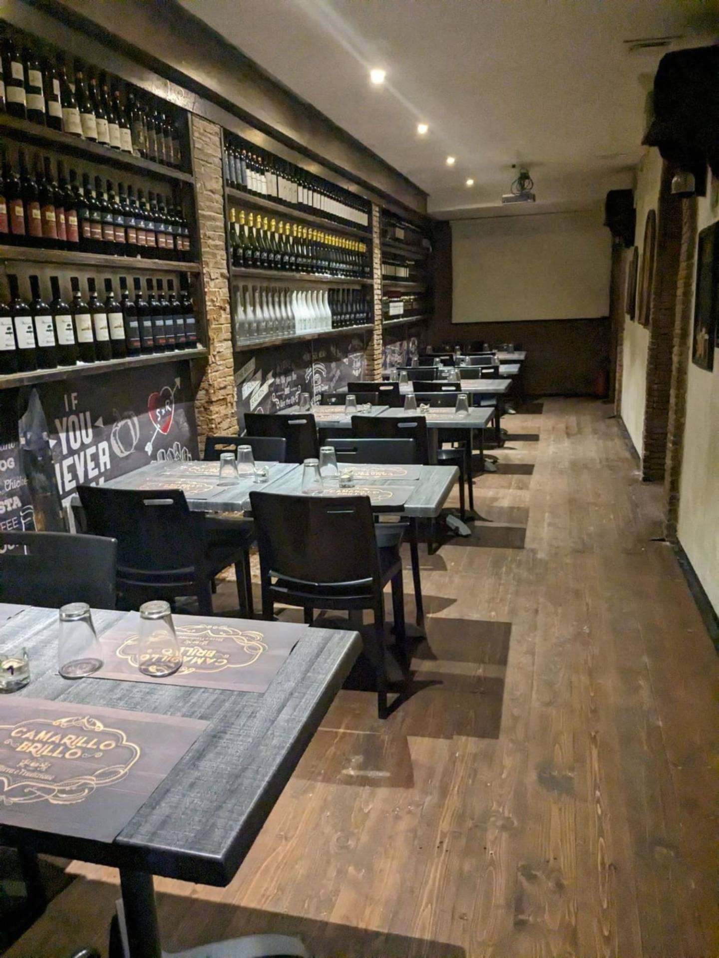 Locale commerciale in vendita a Napoli, Chiaia