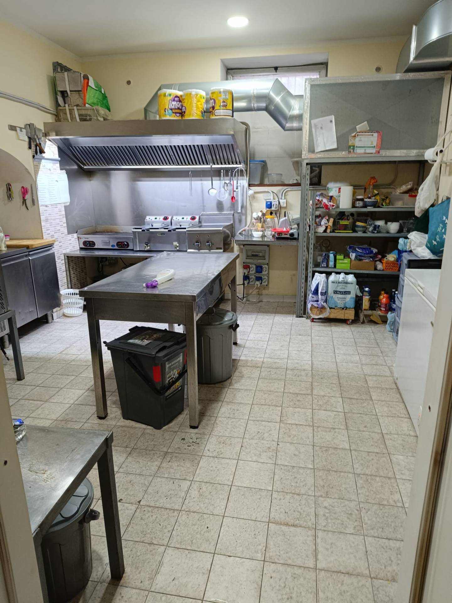 Locale commerciale in vendita a Napoli