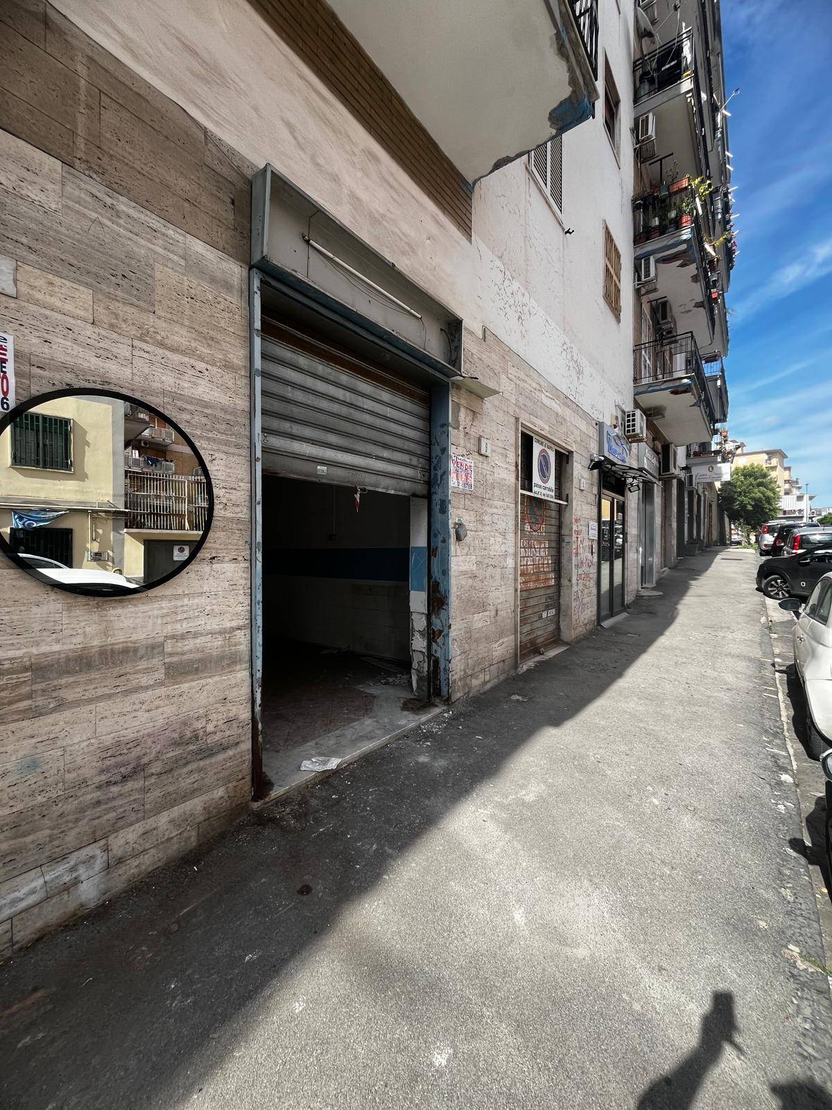 Locale commerciale in vendita a Napoli