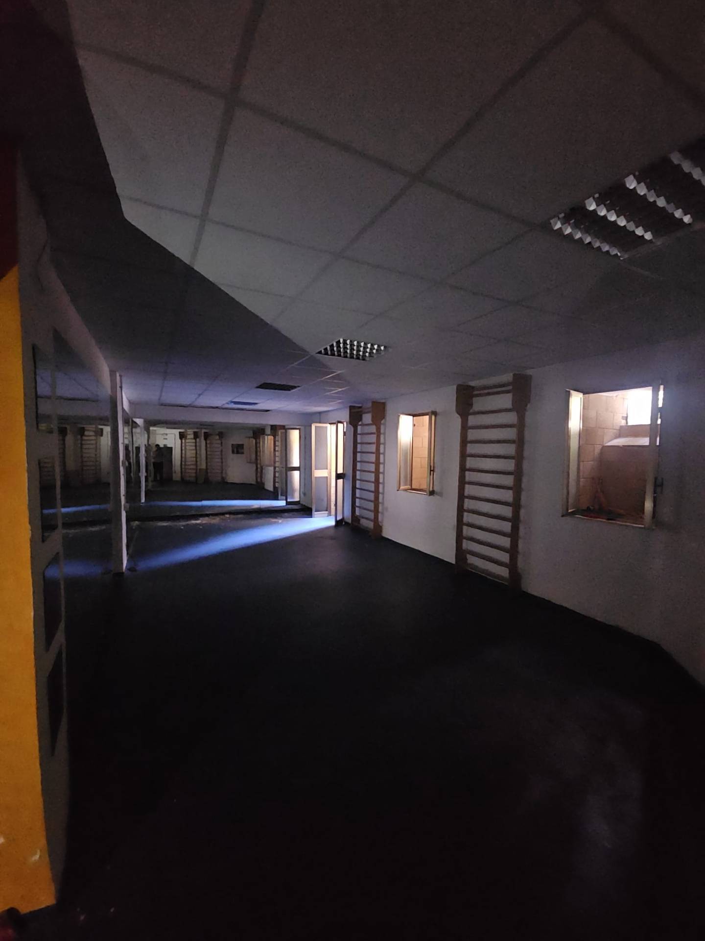 Locale commerciale in vendita a Napoli