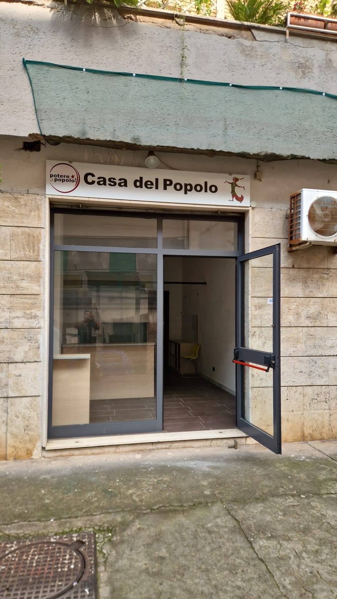 Locale commerciale in affitto a Napoli, Soccavo