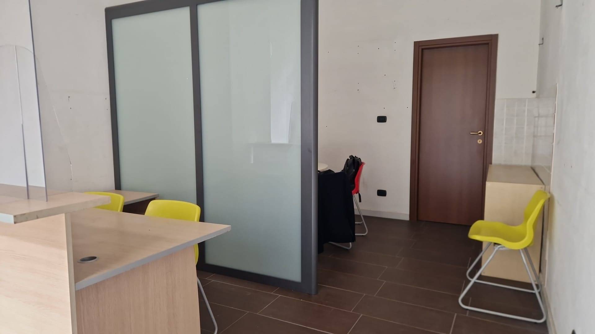 Locale commerciale in affitto a Napoli, Soccavo