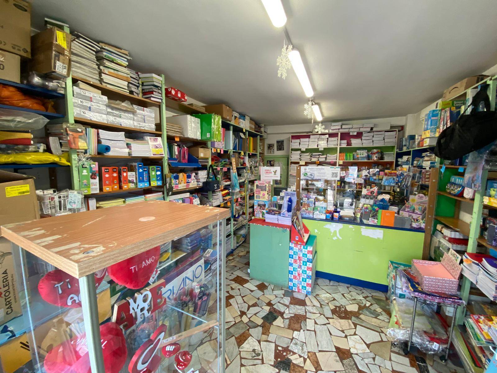 Locale commerciale in vendita a Napoli