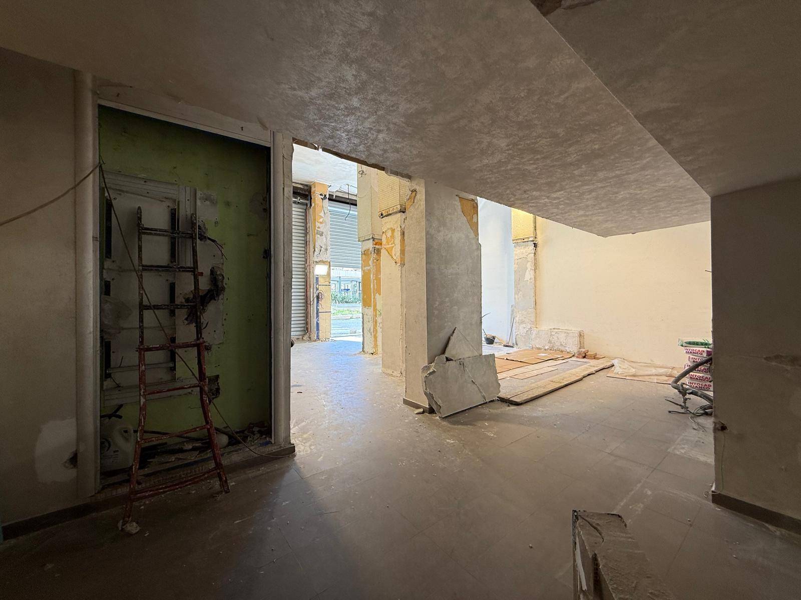 Locale commerciale in affitto a Napoli