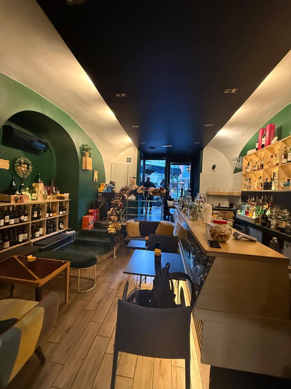 Locale commerciale in affitto a Napoli