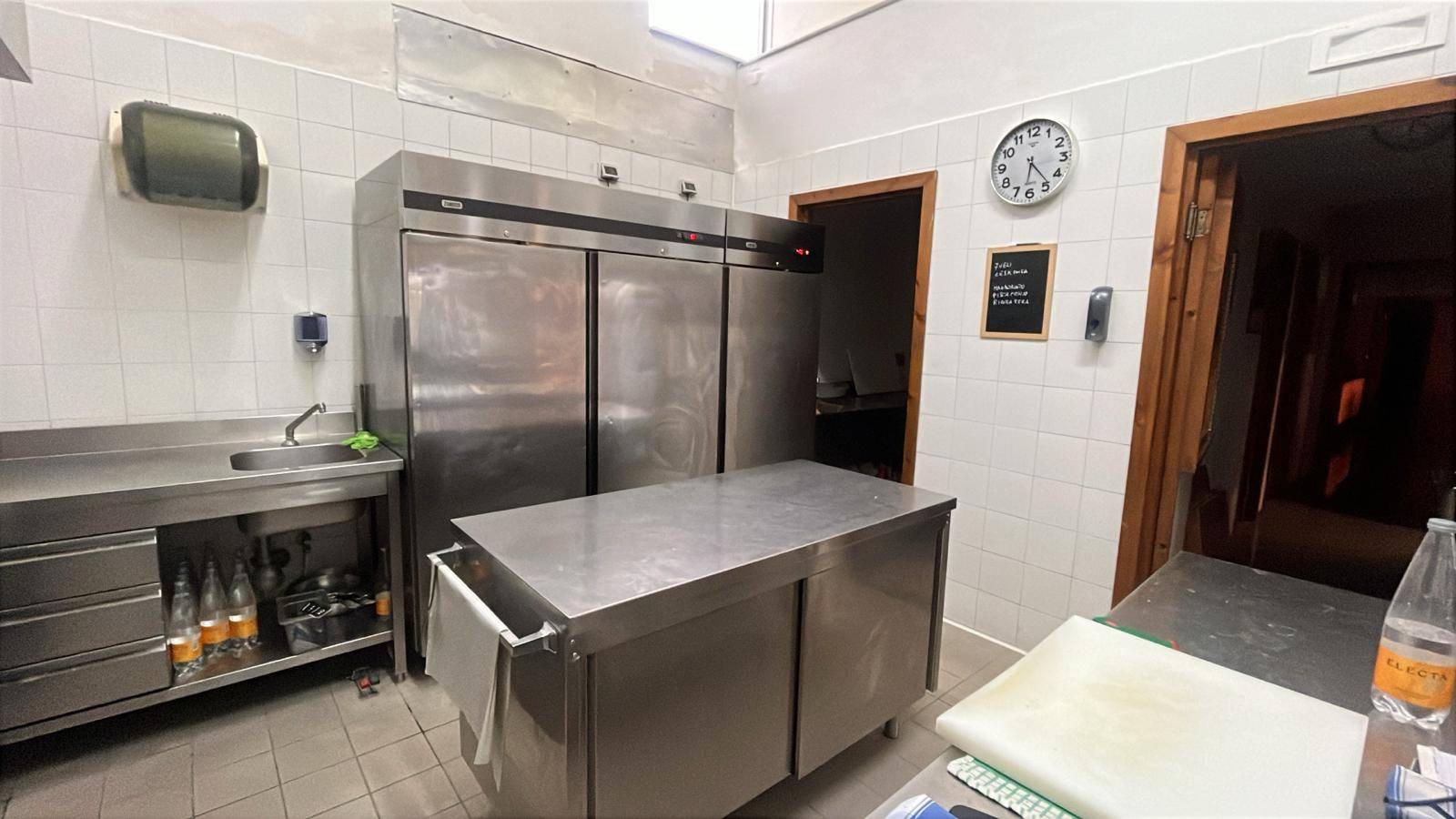 Locale commerciale in affitto a Ercolano