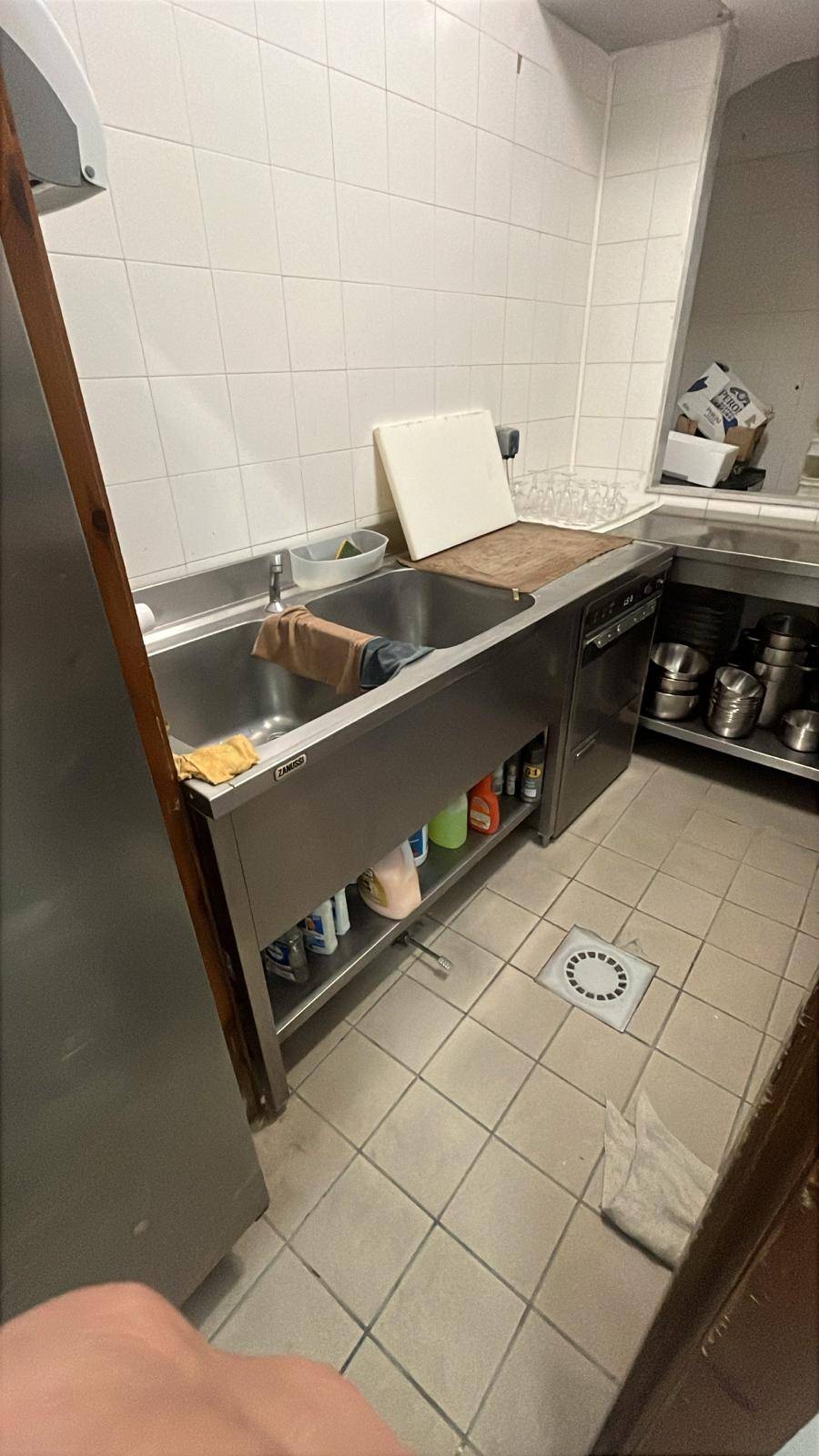 Locale commerciale in affitto a Ercolano