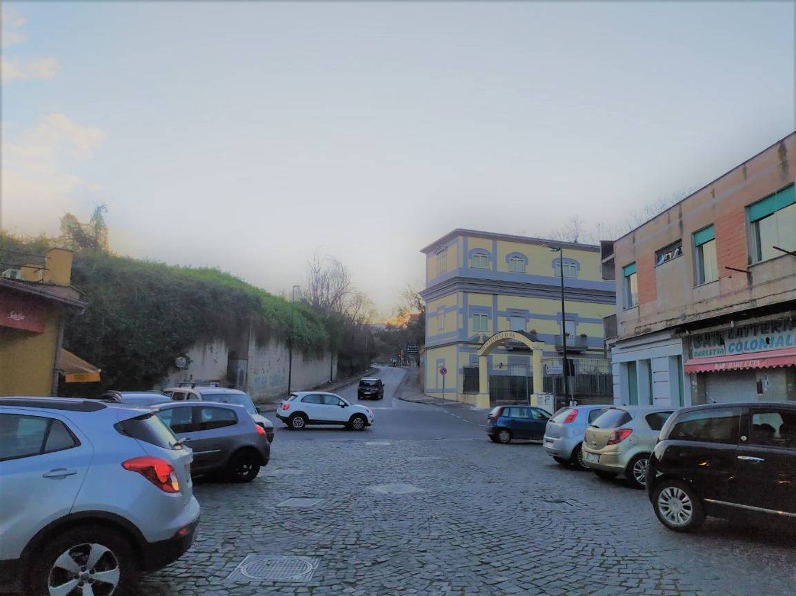 Locale commerciale in affitto a Napoli