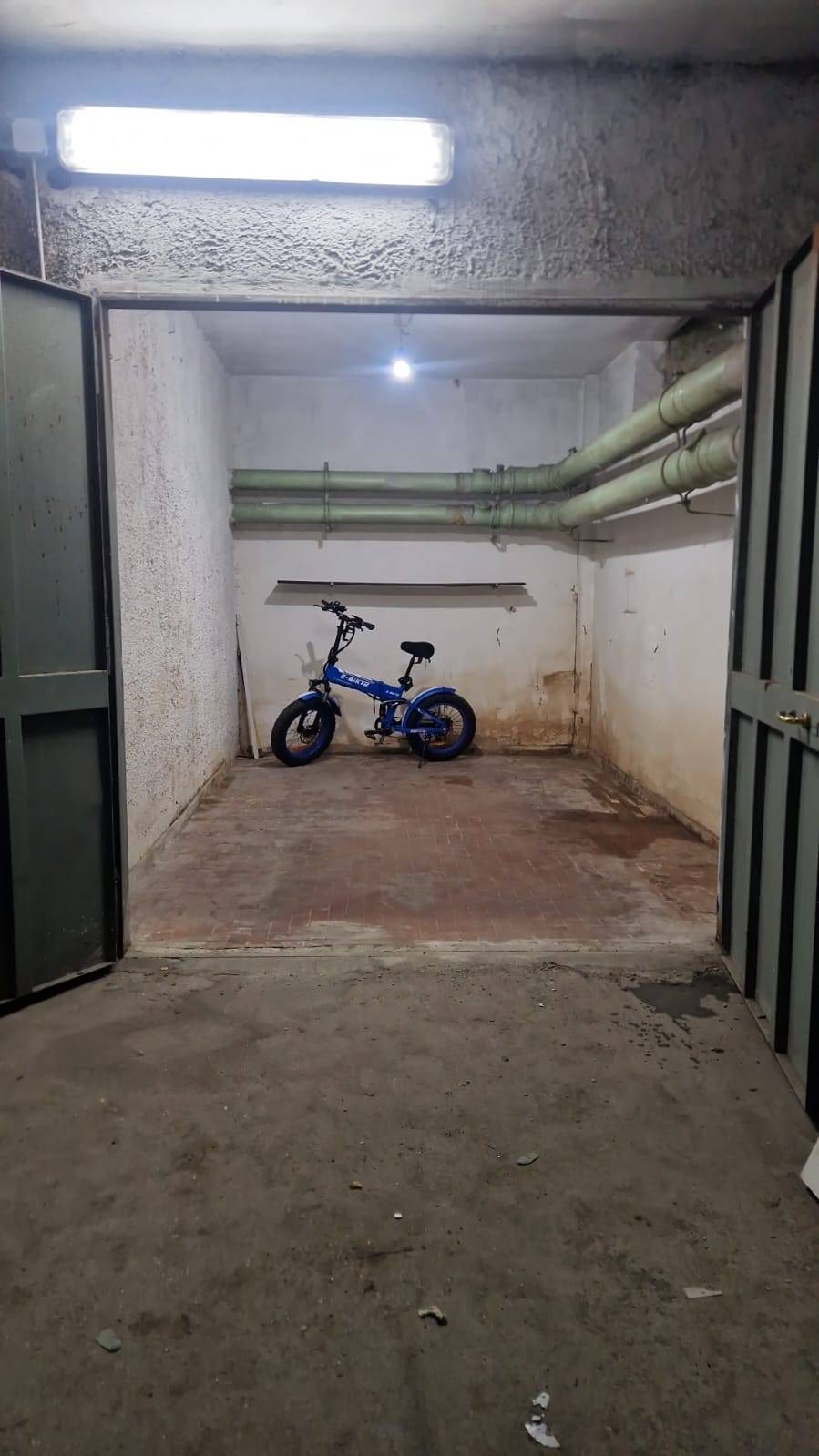 Box o garage in vendita a Napoli