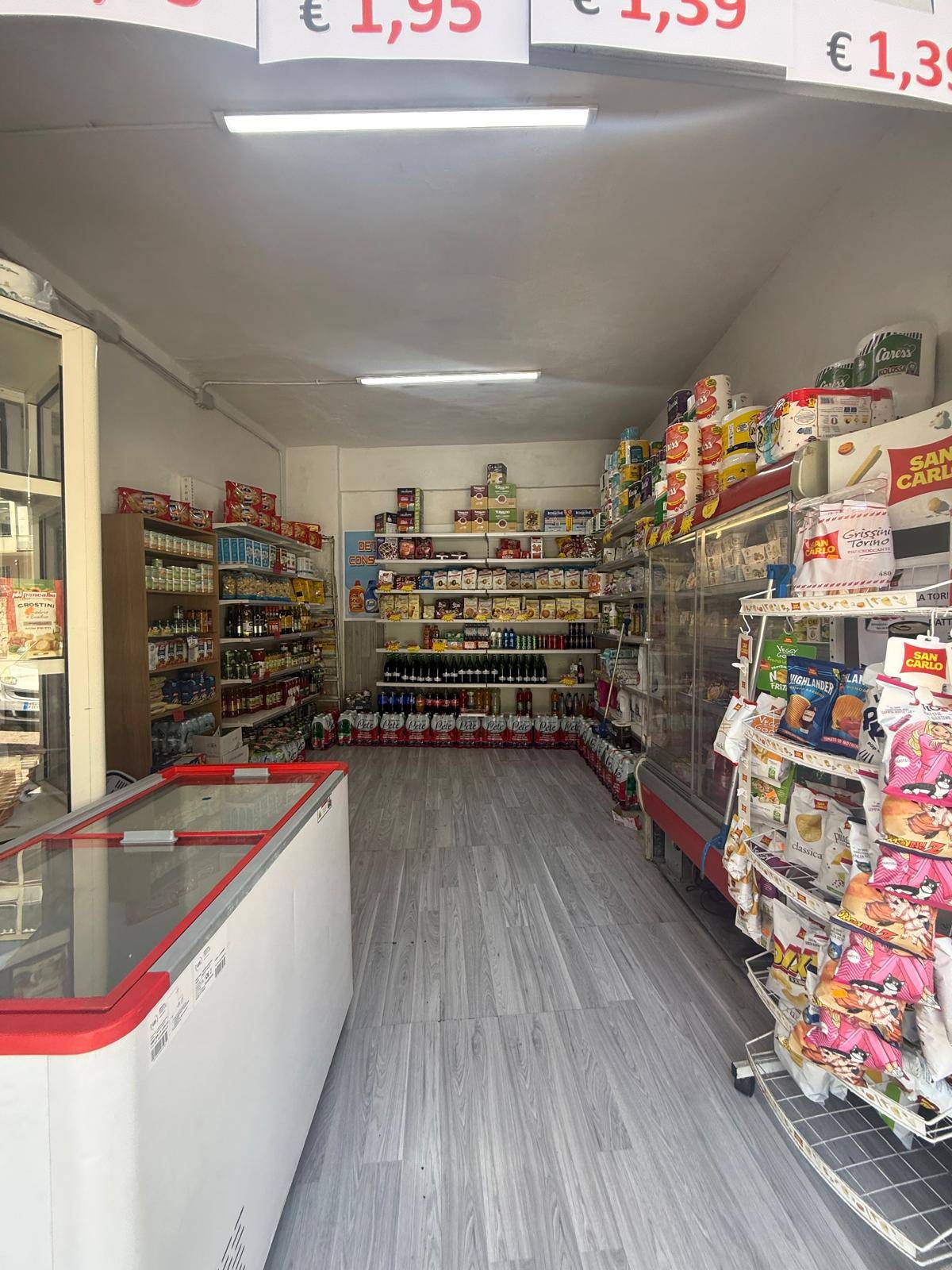 Locale commerciale in affitto a Napoli