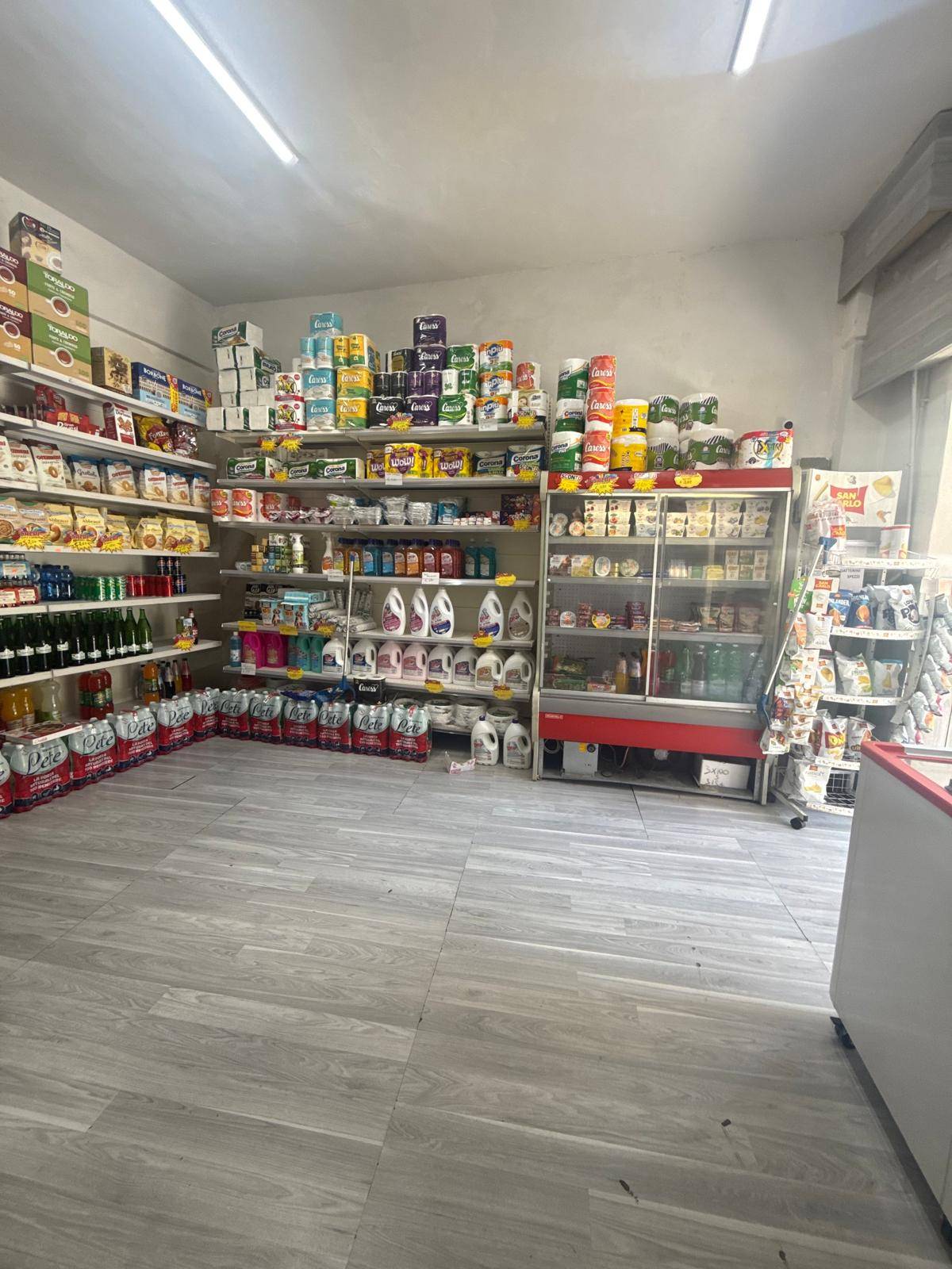 Locale commerciale in affitto a Napoli