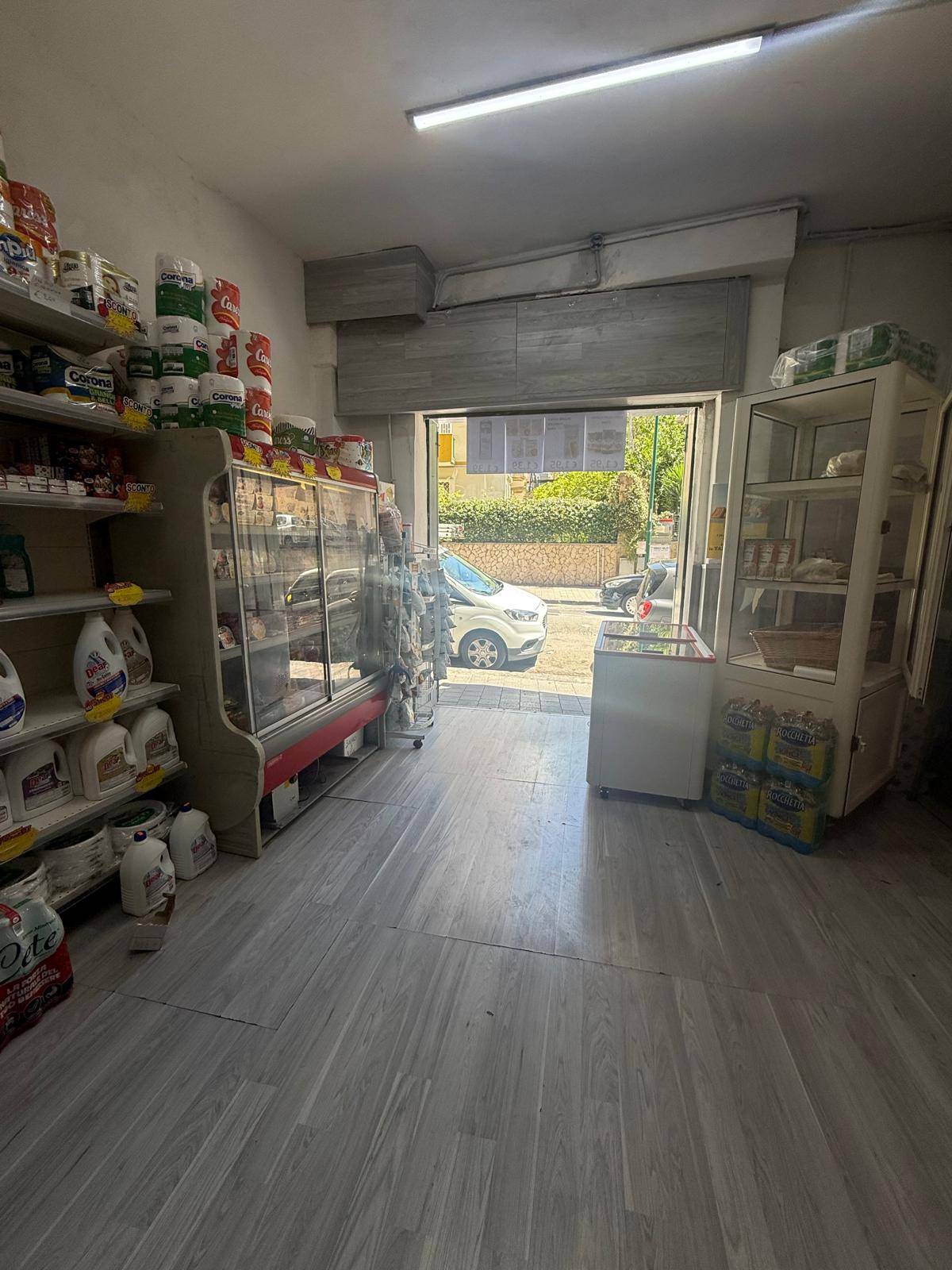 Locale commerciale in affitto a Napoli