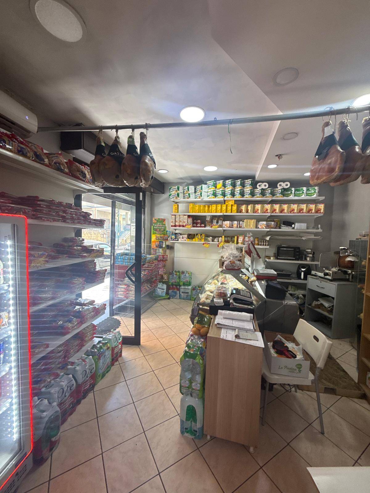 Locale commerciale in affitto a Napoli