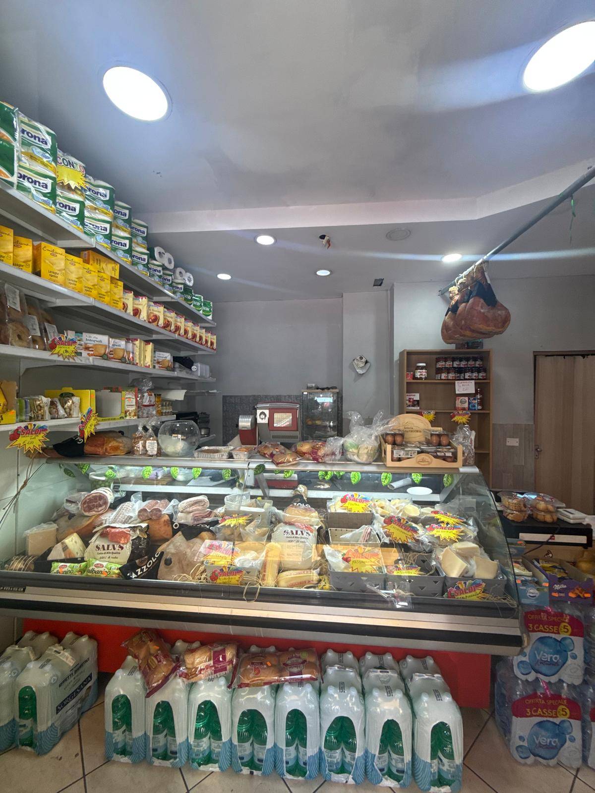 Locale commerciale in affitto a Napoli