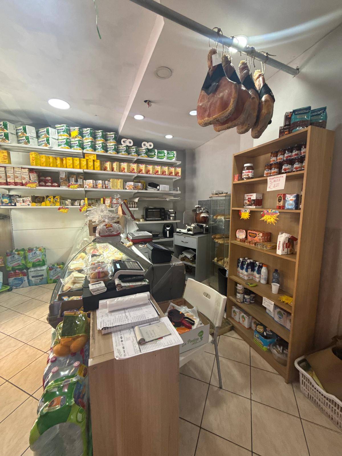 Locale commerciale in affitto a Napoli