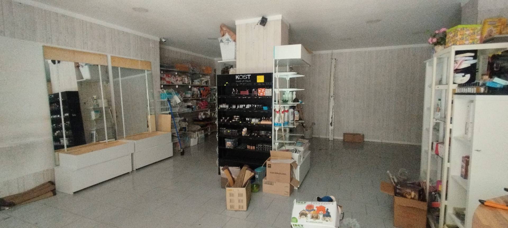 Locale commerciale in affitto a Napoli