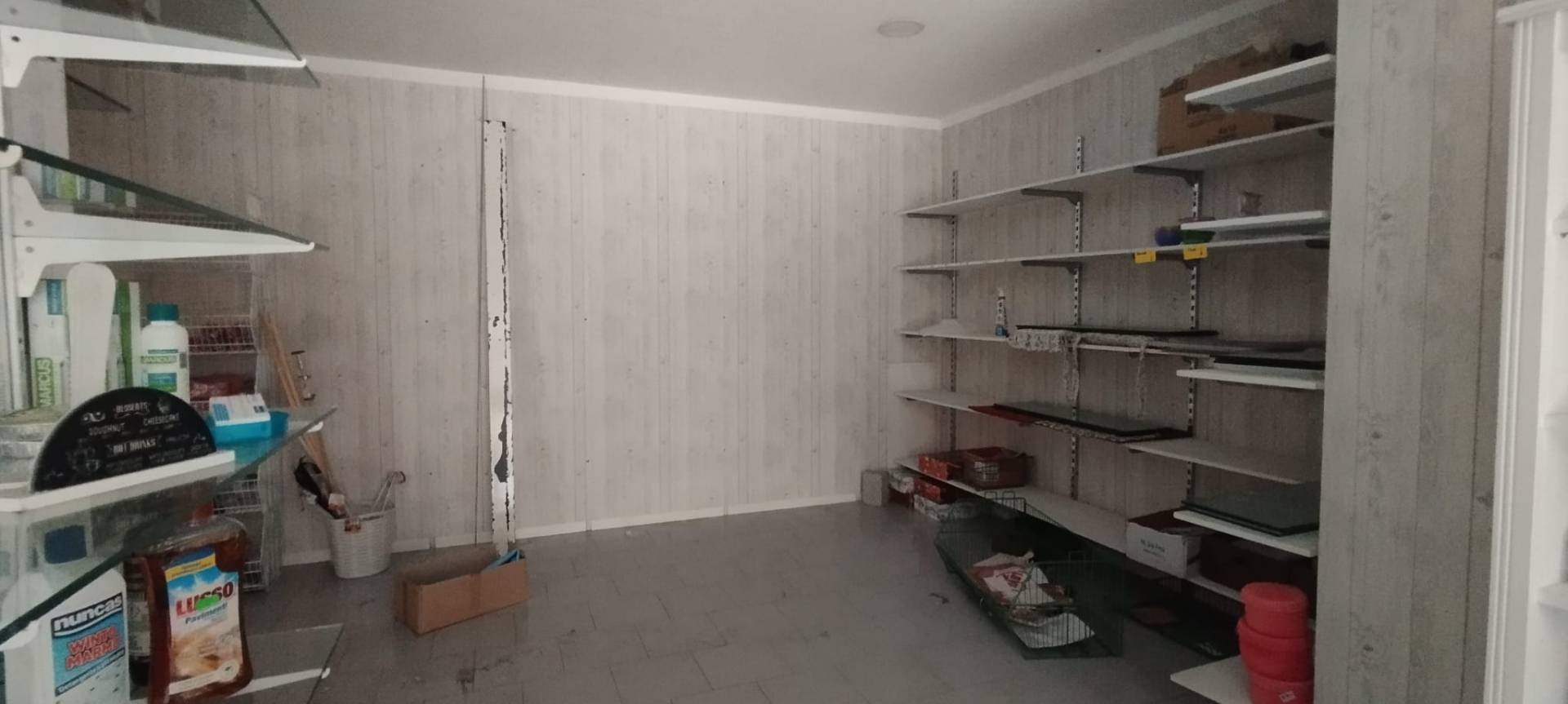 Locale commerciale in affitto a Napoli