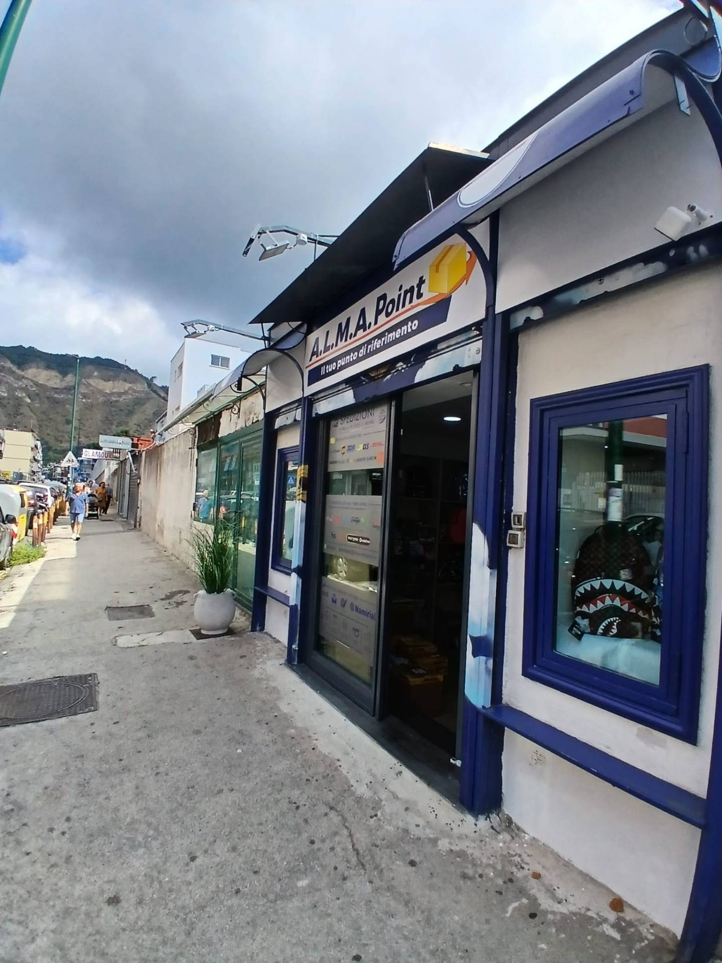 Locale commerciale in vendita a Napoli