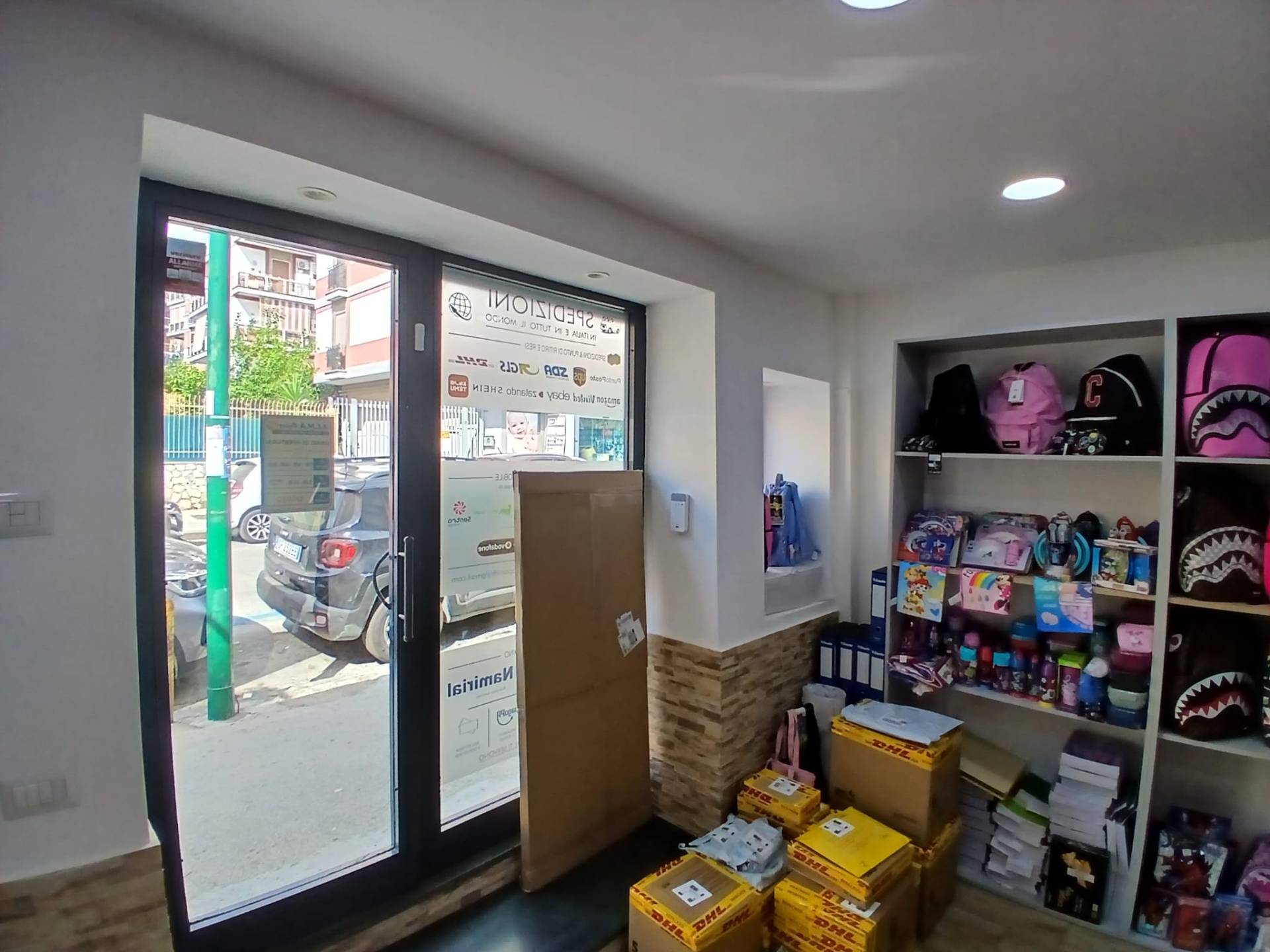 Locale commerciale in vendita a Napoli