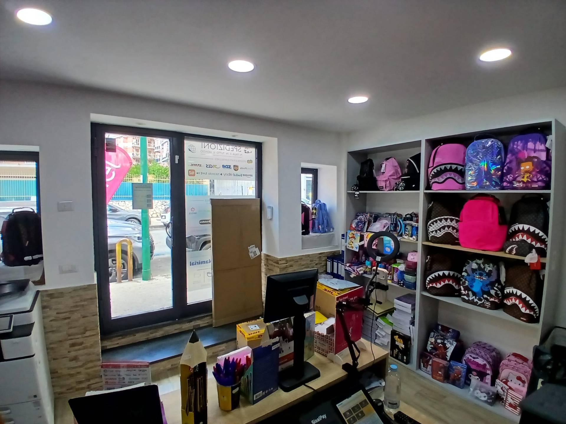 Locale commerciale in vendita a Napoli
