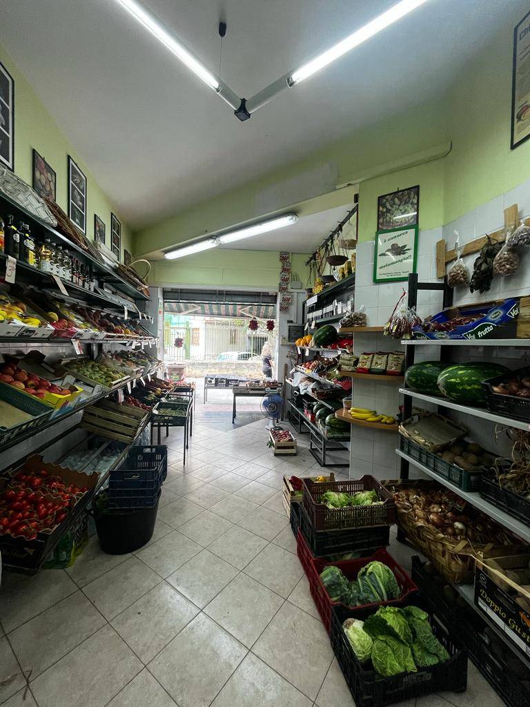 Locale commerciale in affitto a Napoli