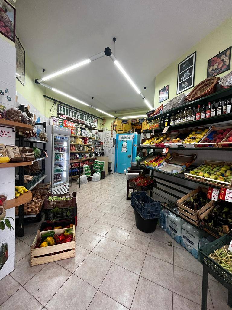 Locale commerciale in affitto a Napoli