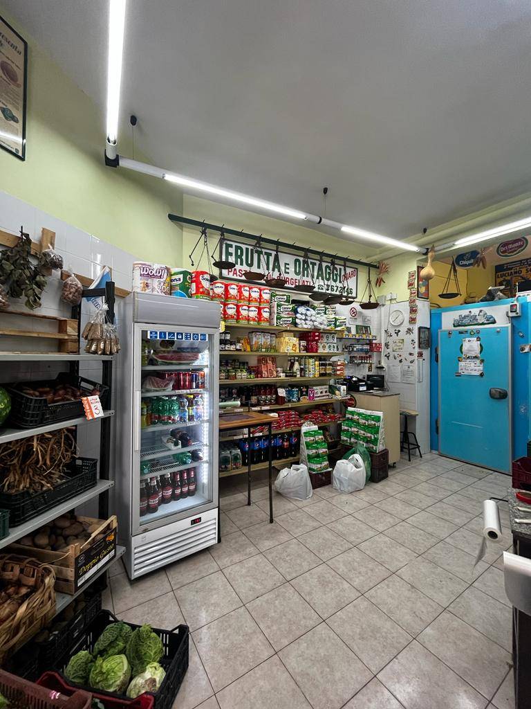 Locale commerciale in affitto a Napoli