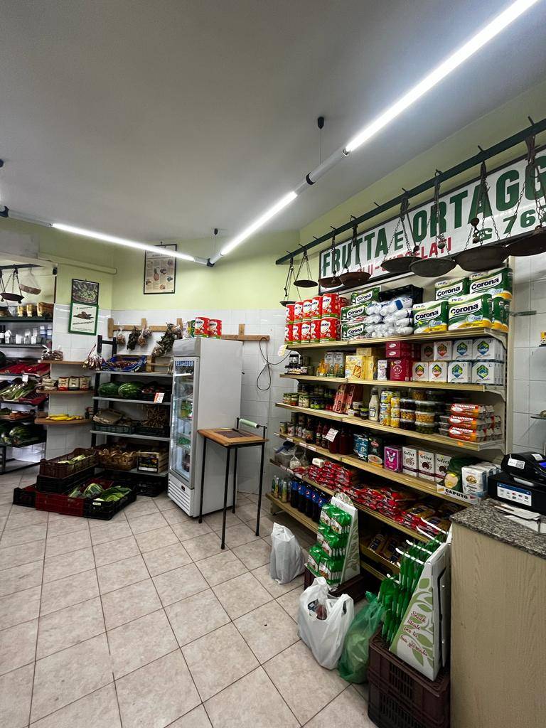 Locale commerciale in affitto a Napoli