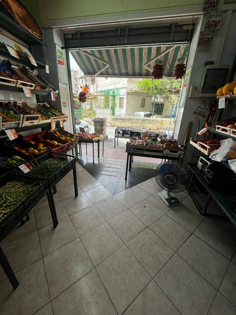 Locale commerciale in affitto a Napoli