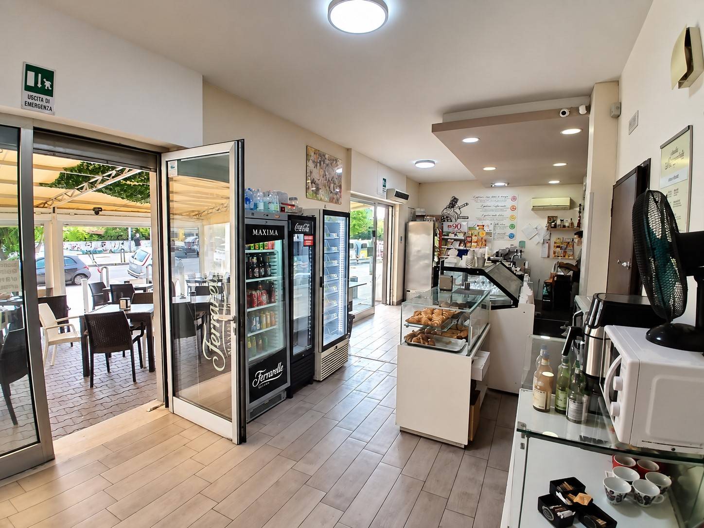 Locale commerciale in affitto a Napoli, Soccavo
