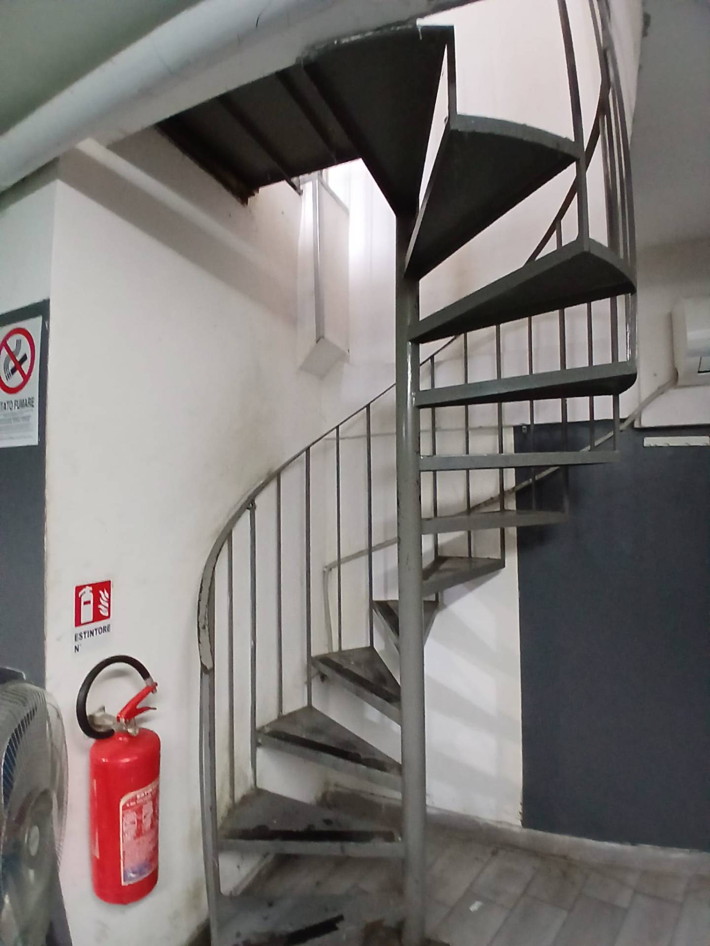 Locale commerciale in affitto a Napoli, Soccavo