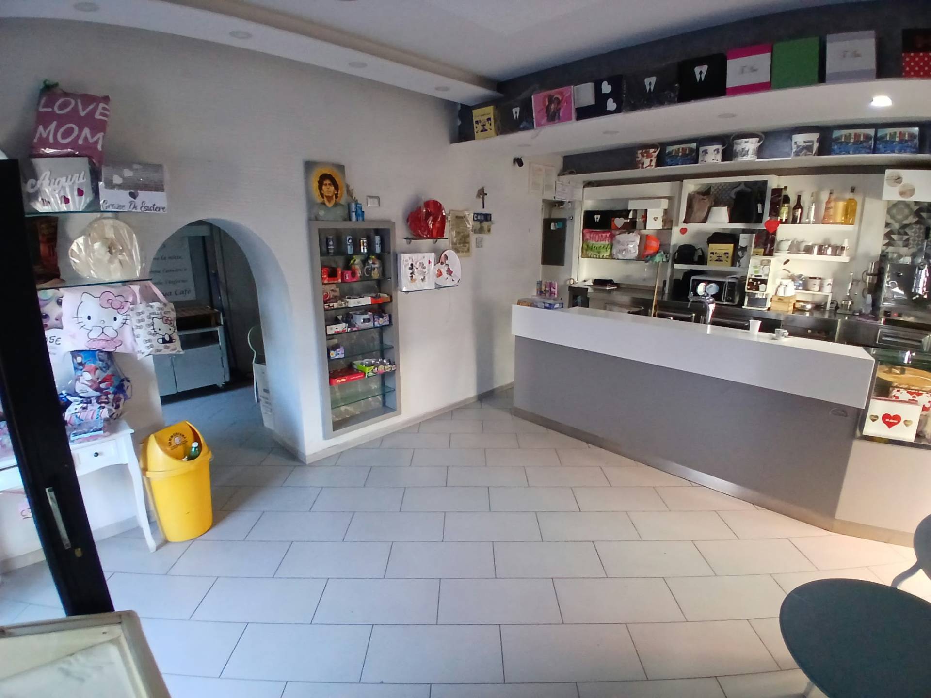 Locale commerciale in vendita a Napoli