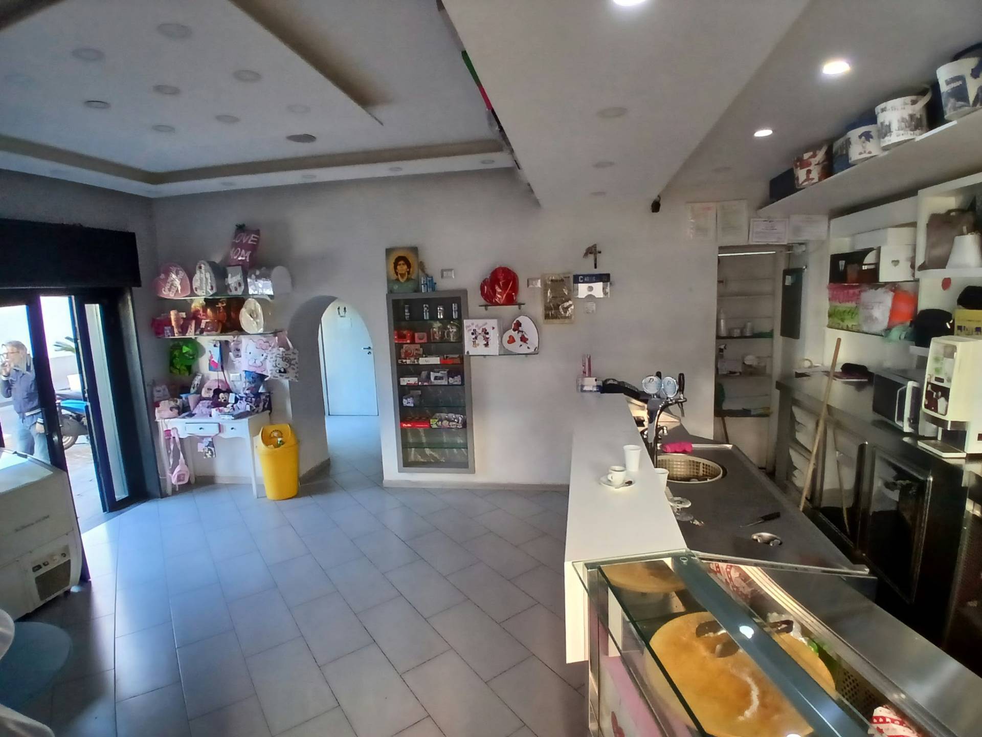 Locale commerciale in vendita a Napoli