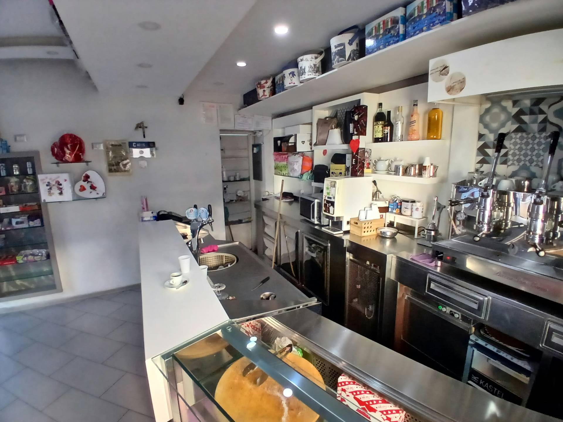 Locale commerciale in affitto a Napoli