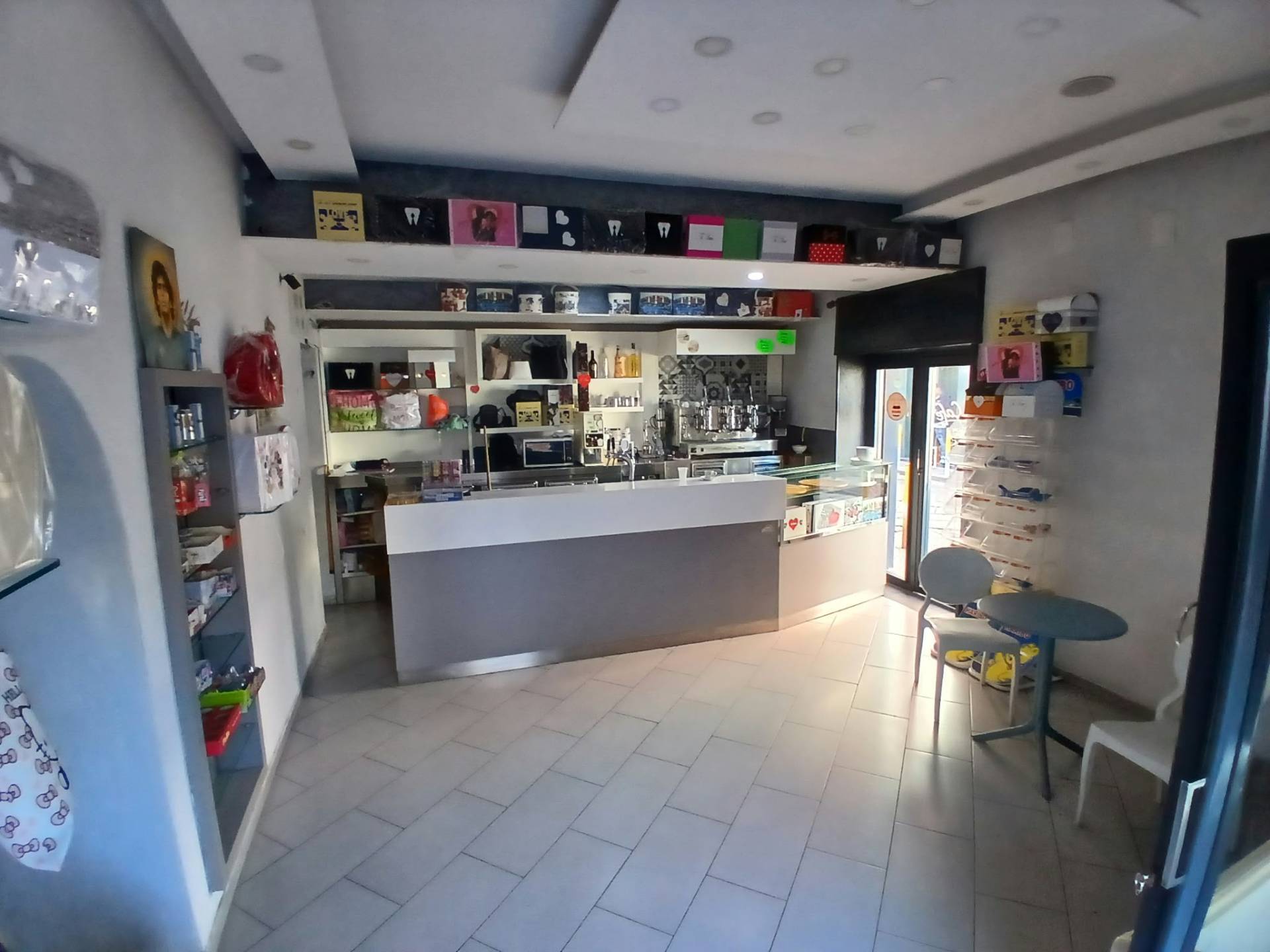 Locale commerciale in affitto a Napoli