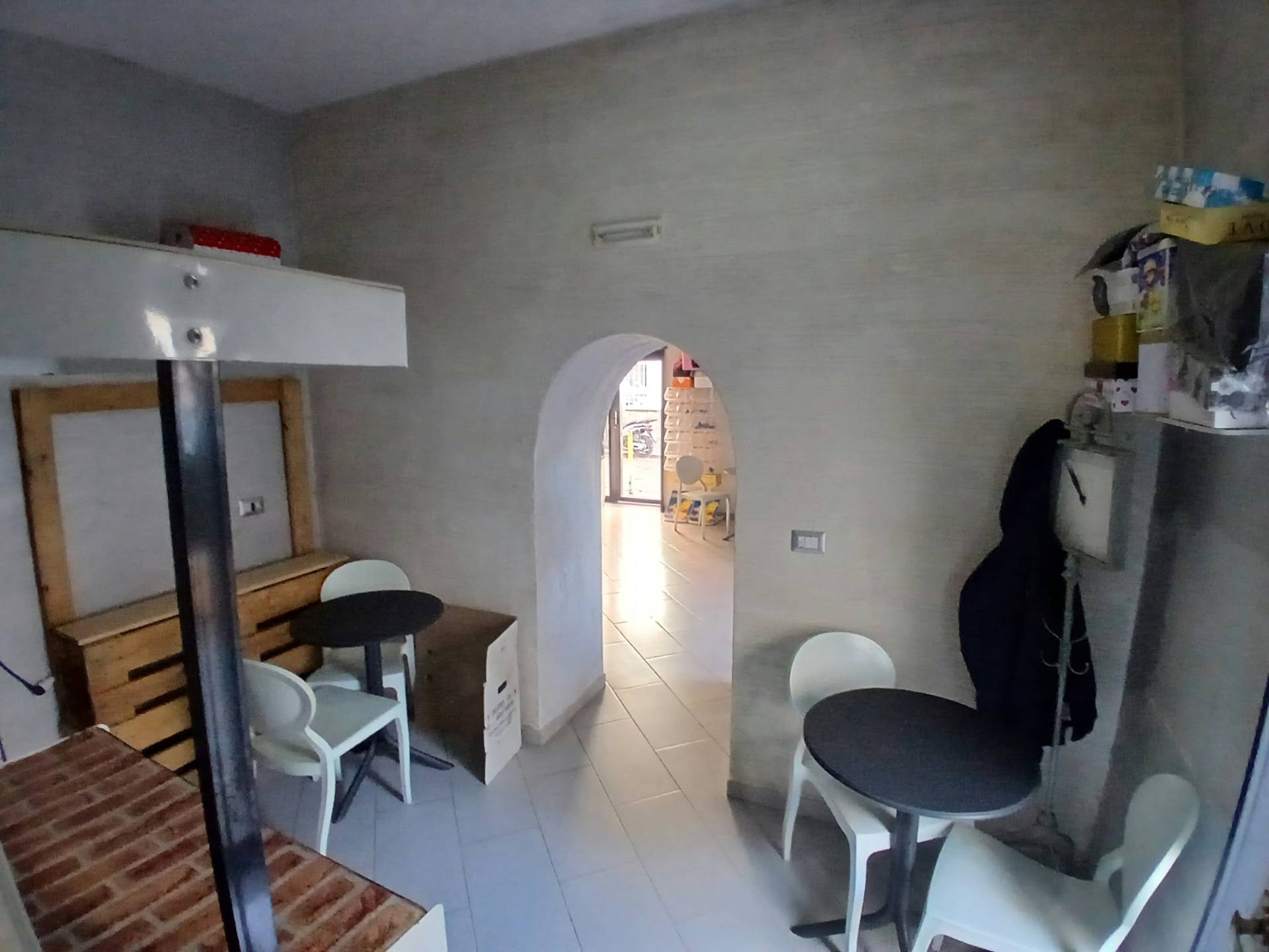 Locale commerciale in affitto a Napoli