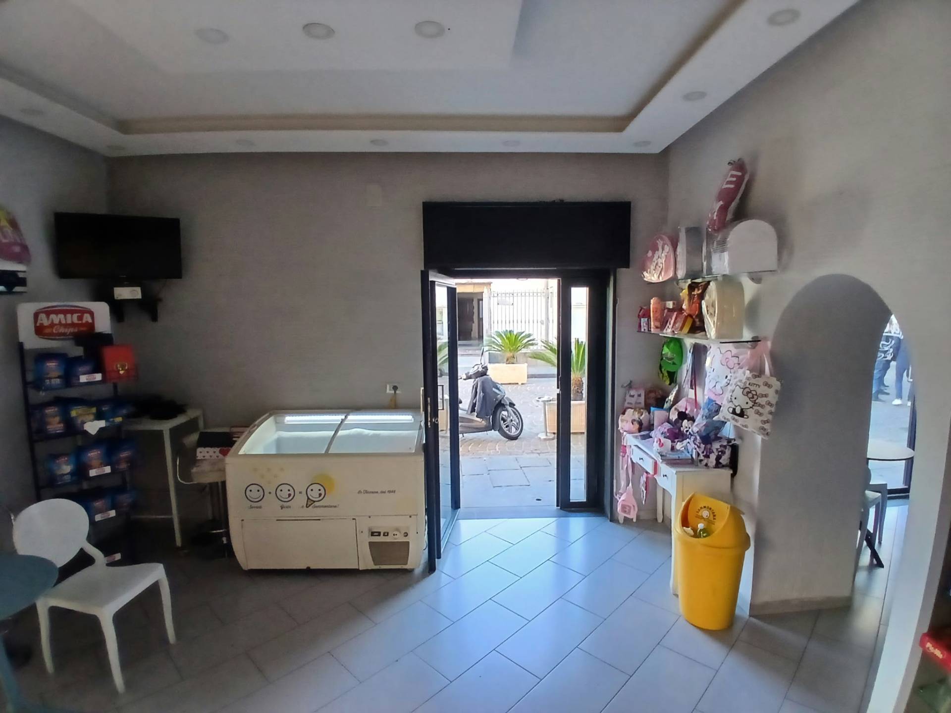Locale commerciale in affitto a Napoli